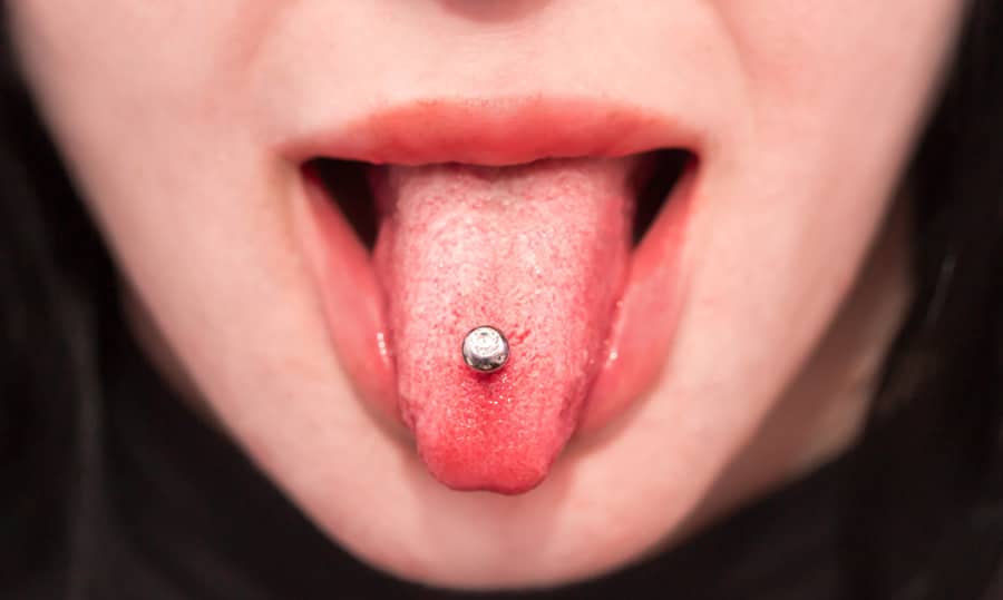 jovem com piercing na língua