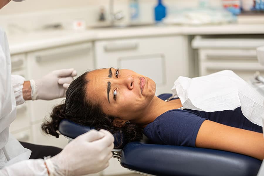 Mulher jovem no dentista antes de um procedimento odontológico
