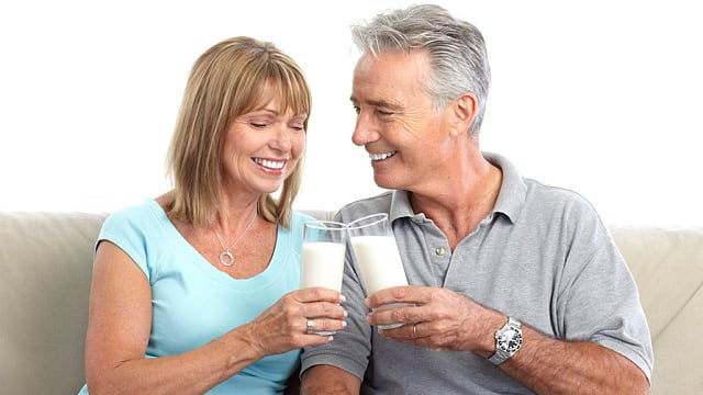 casal bebendo copo de leite