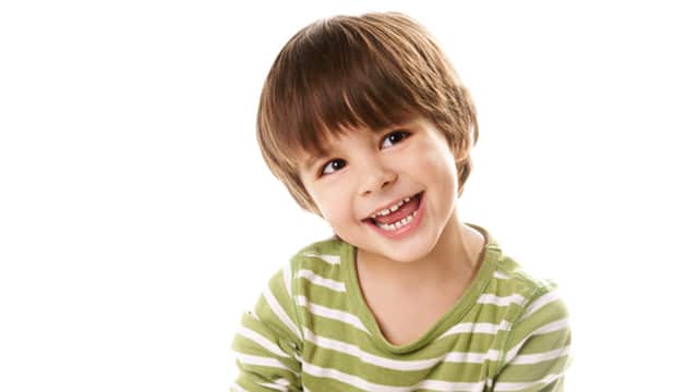 Retrato de menino feliz e alegre sorrindo