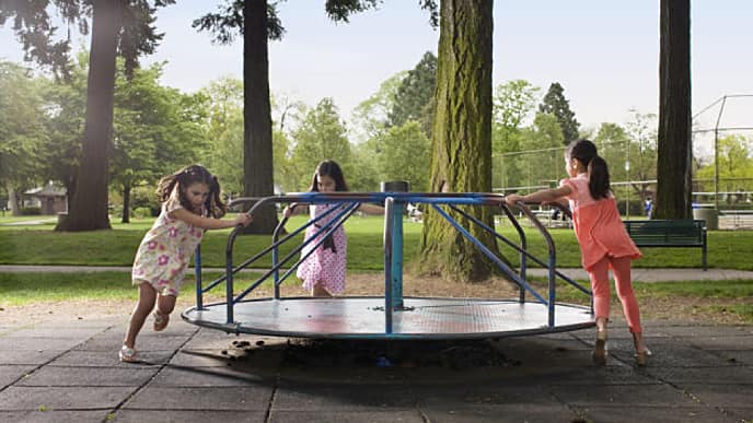meninas brincando num jardim