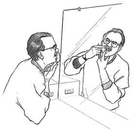 Homem olhando no espelho