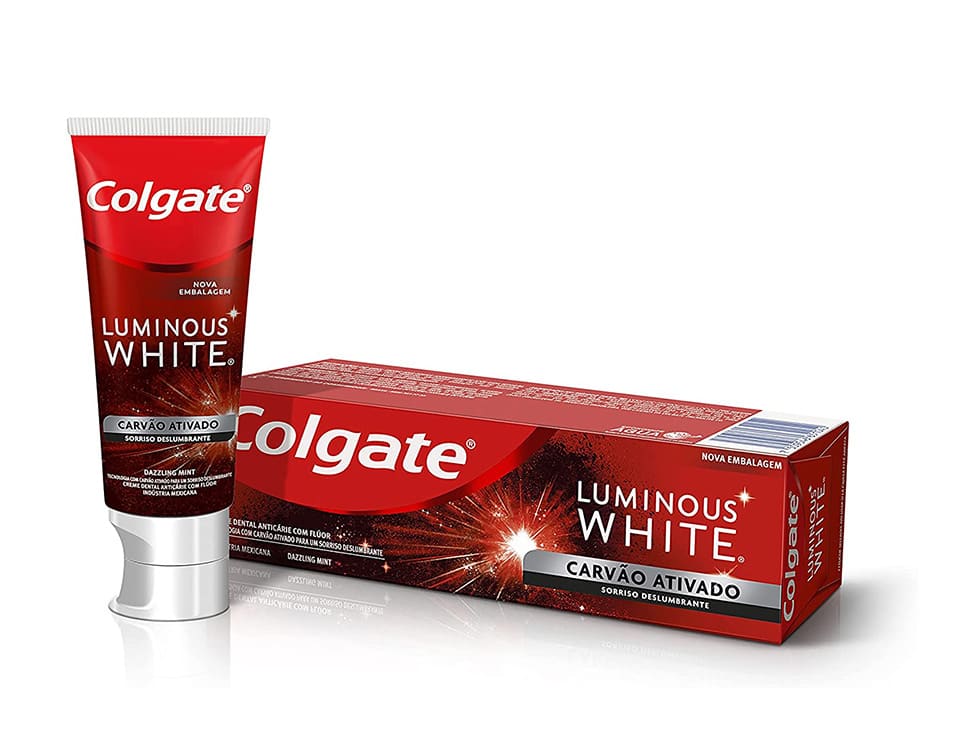 Embalagem da pasta de dente para branqueamento Colgate Luminous White com carvão ativado.