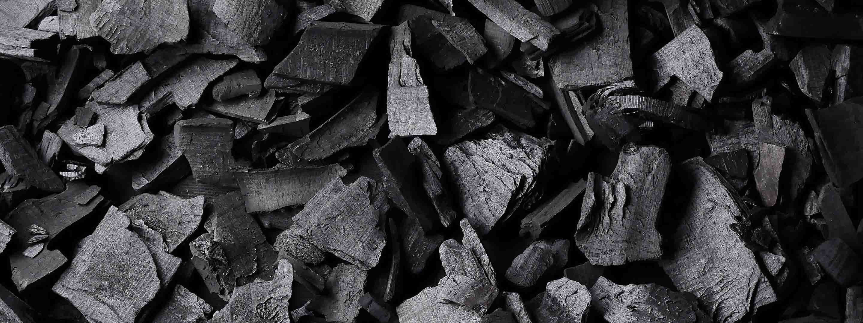 Foto de cima de Vários pedaços de carvão