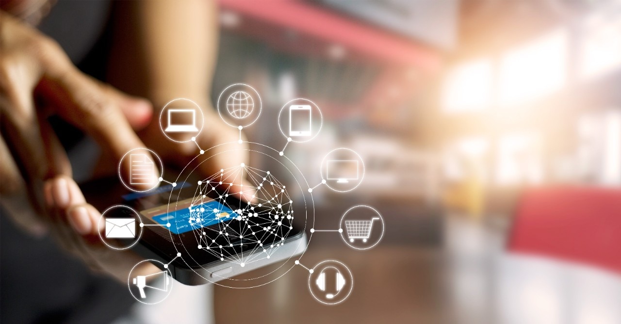  Pessoa controlando sua casa inteligente pelo próprio celular 