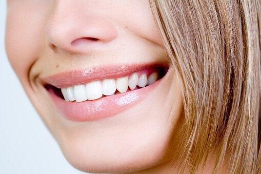 Mulher sorrindo com os dentes bonitos