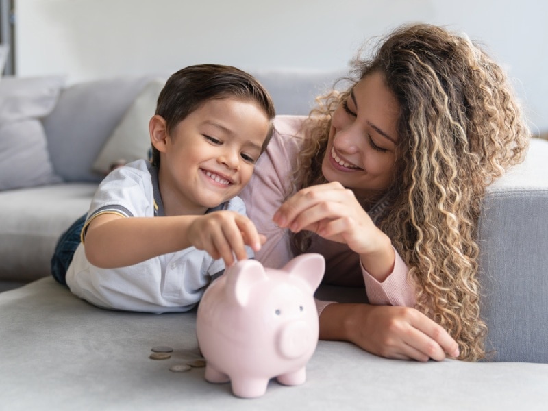 Mãe e filho economizando dinheiro para comprar o material escolar