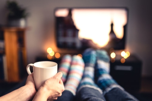 imagem de casal agasalhado sentado no sofá tomando um dos tipos de café